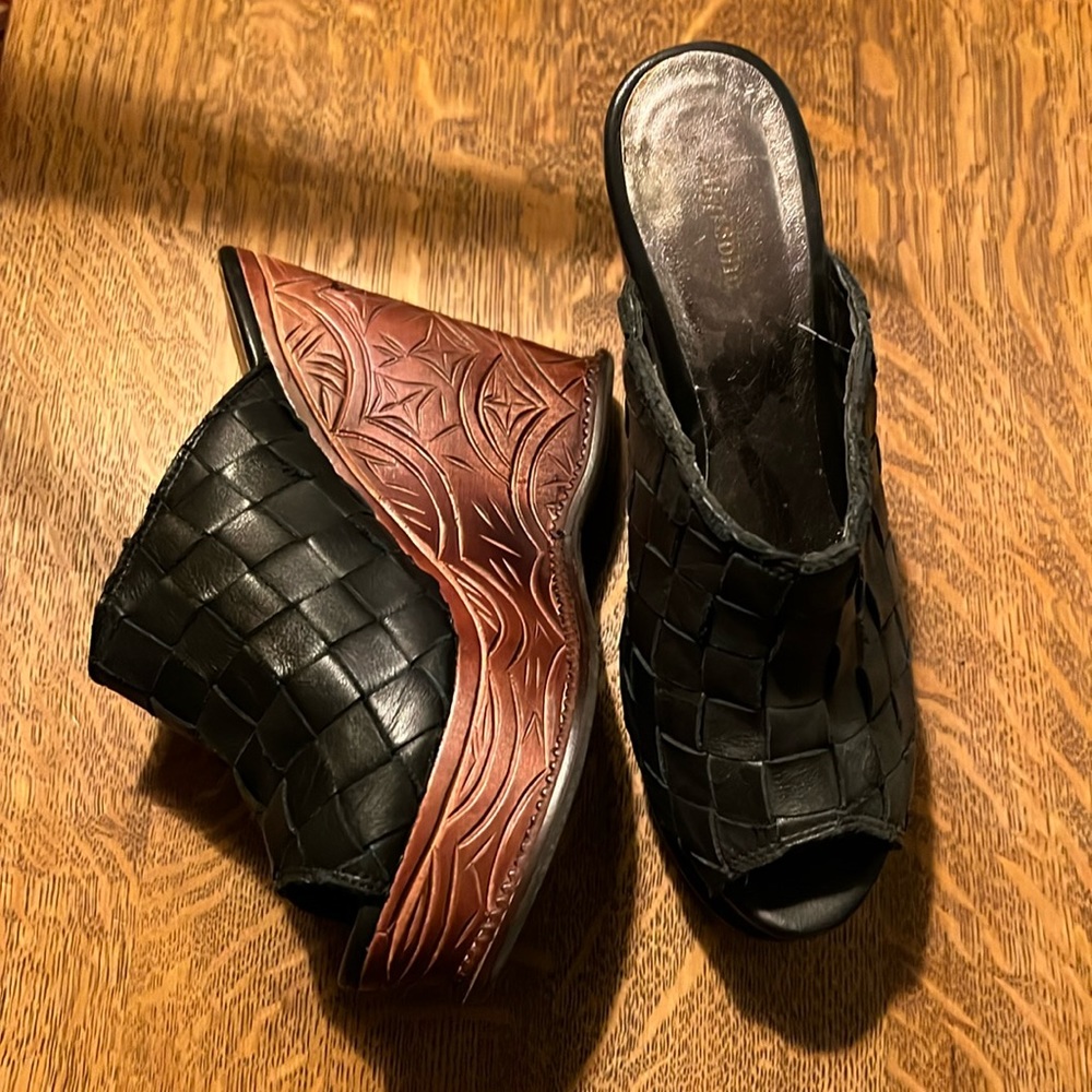 Platform stacked wooden heel Zigi Soho size 8 clog